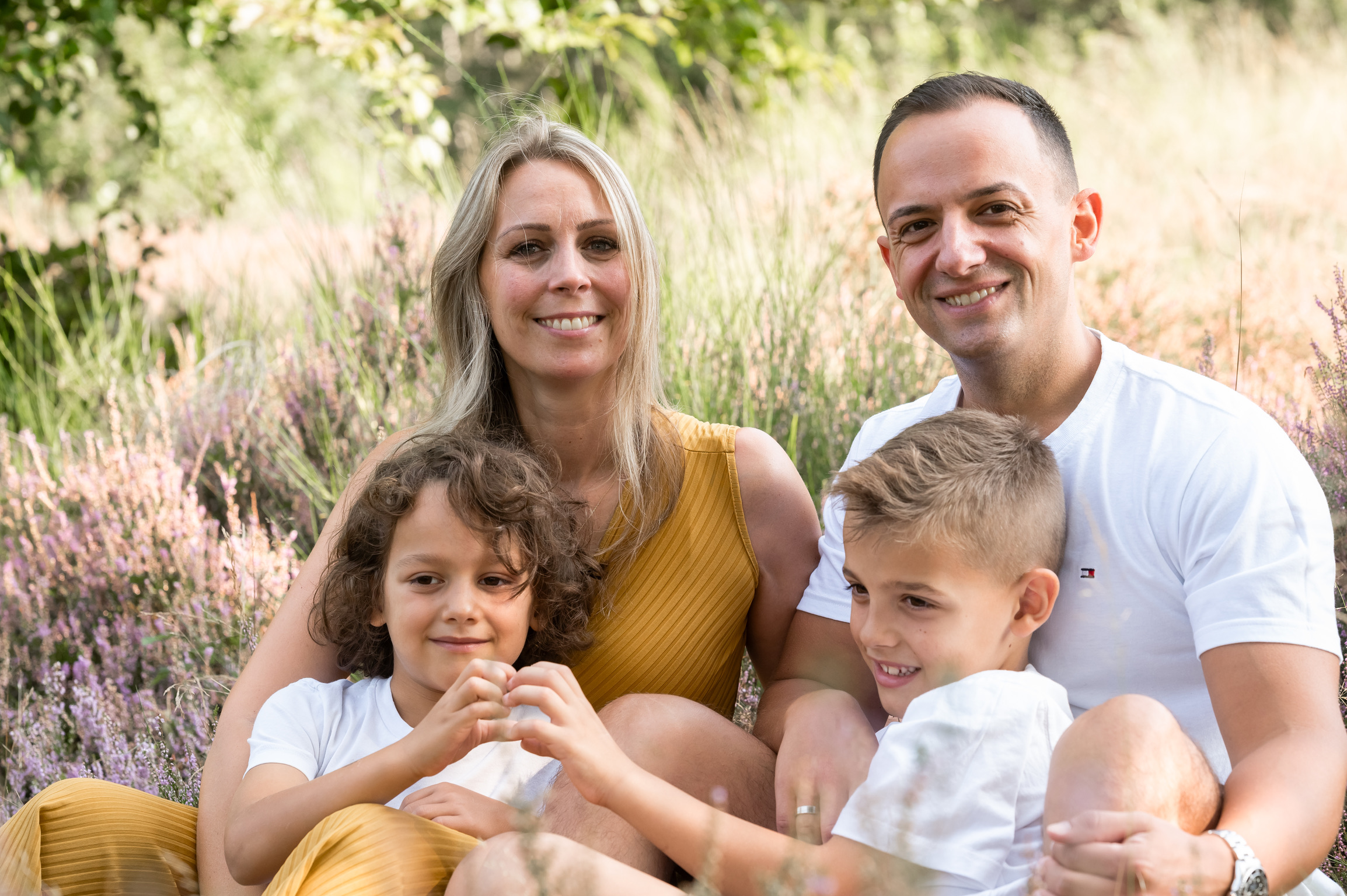 Tanja mit ihrer Familie in der Natur